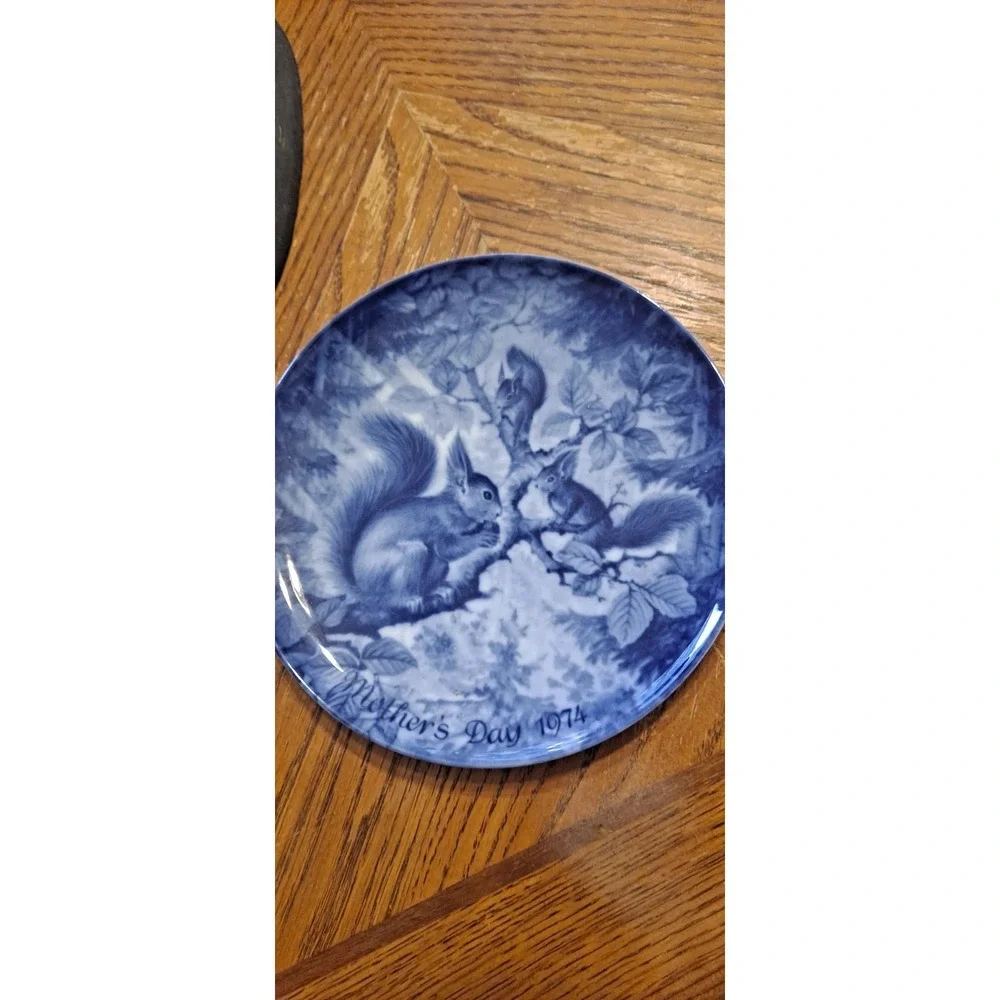Berlin Design Muttertag 1974 Wall Plate Squirrels ‎ 7 1/2